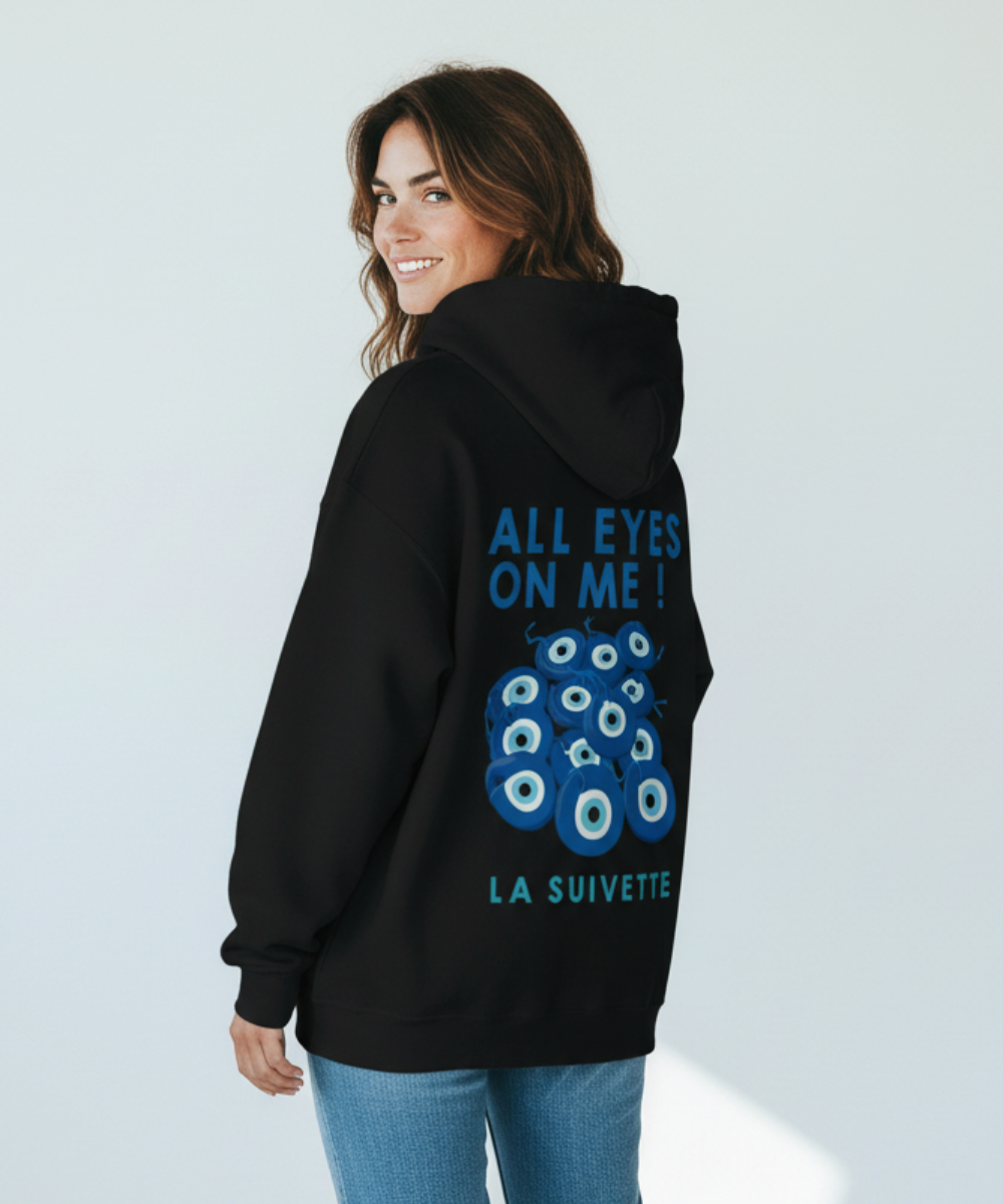 Hoodie noir oversize avec grand motif dorsal bleu "All Eyes On Me" d'yeux protecteurs pour éloigner les ondes négatives et La Suivette.