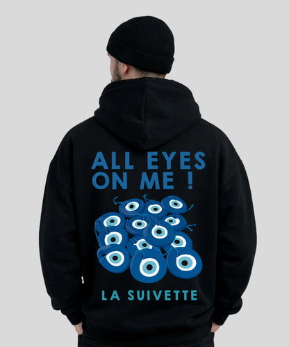 Hoodie noir oversize avec grand motif dorsal bleu "All Eyes On Me" d'yeux protecteurs pour éloigner les ondes négatives et La Suivette.