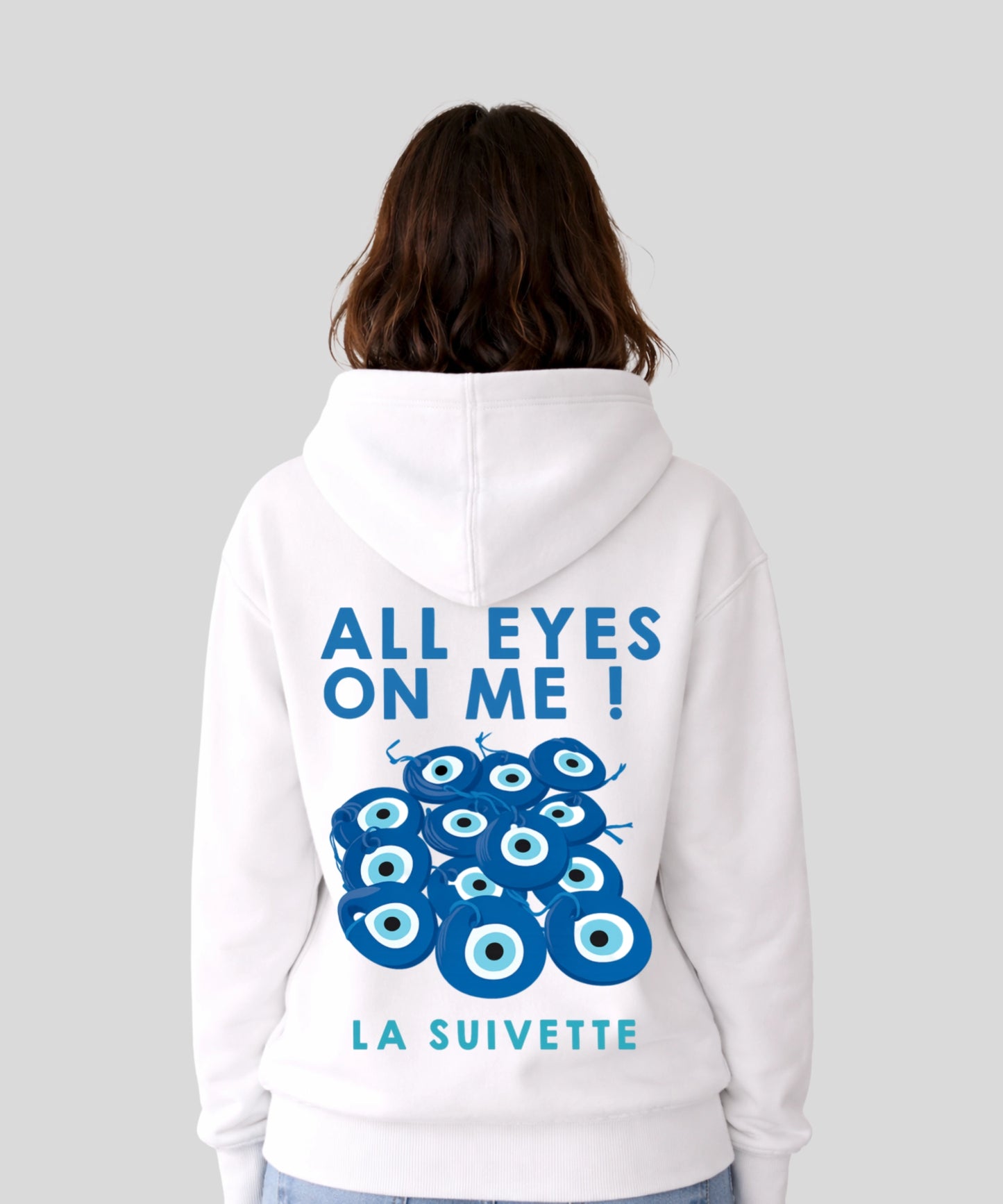 Sweat à capuche blanc uni, coupe oversize, avec l'inscription "All Eyes On Me" et une grappe de Nazar Boncuk bleus imprimée sur le dos