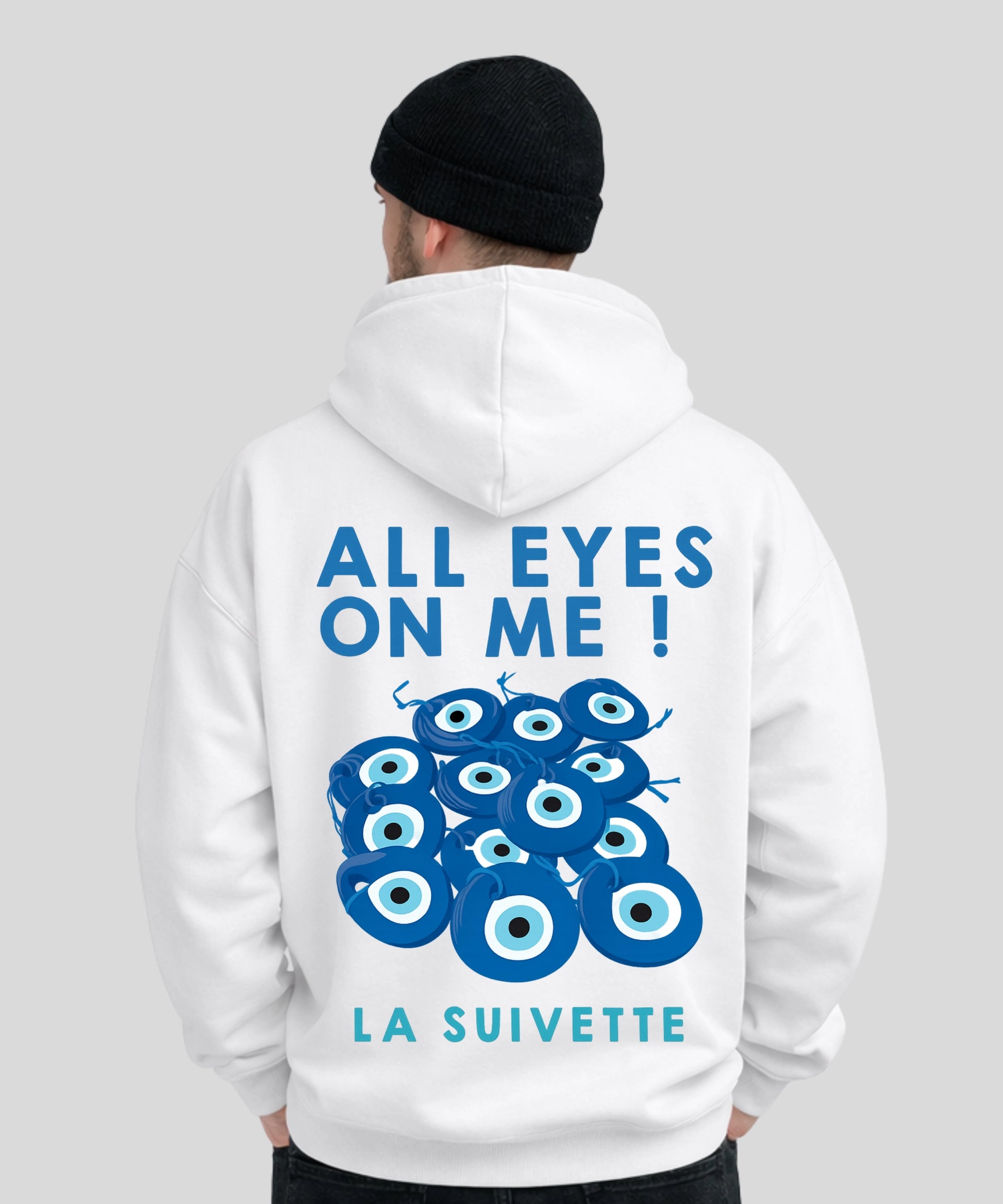 Sweat à capuche blanc uni, coupe oversize, avec l'inscription "All Eyes On Me" et une grappe de Nazar Boncuk bleus imprimée sur le dos